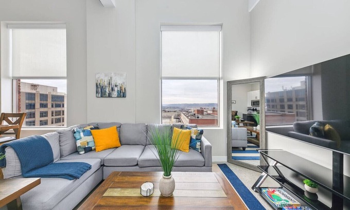 Downtown Cincinnati Apartment | King Bed, Downtown Steps from Bengals & Reds, Nippert Stadium, Minutes to OTR, TQL, Free Parking