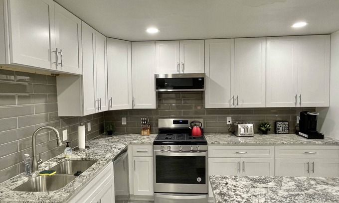 Northeast Carrollton House | King Bed, Open Kitchen/Living Room, Fast Internet, Sleeps 8 guests