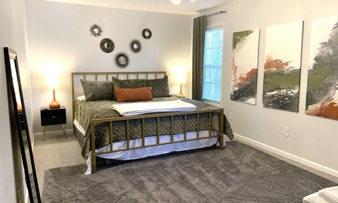 High Point House | King Bed, Pet Friendly, and Extended Stay 30+ Days Cozy Retreat