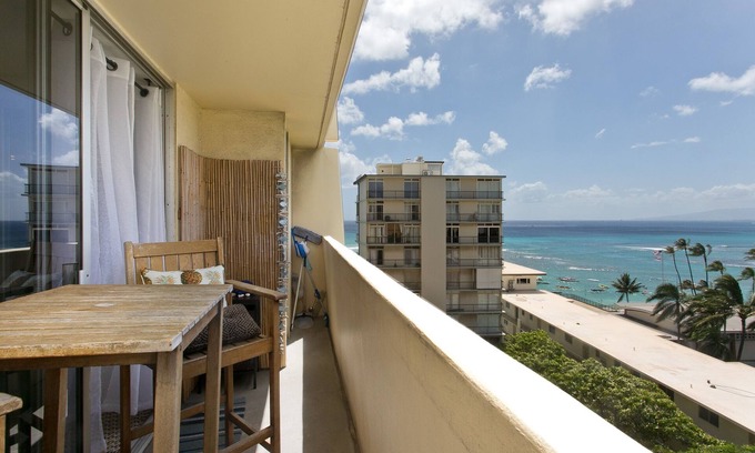 Diamond Head - Kapahulu - St. Louis Apartment | πβπ¨KING Bed- Private-Lanai γ° Pacific Ocean-View Studio w/Full-Kitchen