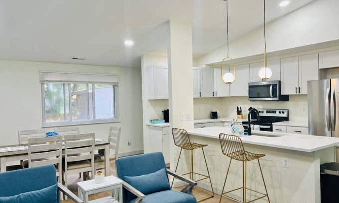 Northeast Raleigh House | King Bed Retreat | Cozy Getaway