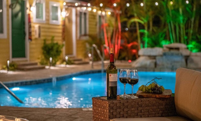 Madeira Beach Cabin | King Bed-Step to Madeira Beach-Heated Pool-Private