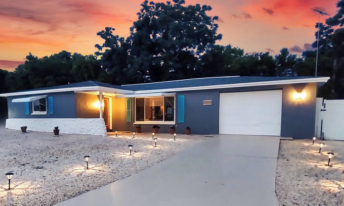 New Port Richey House | King Bed w/Bath Ensuite&Queen 2/2/1—2 Living Spaces—Kitchen+4RokuTVs+W/D+Patio