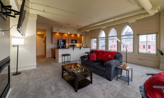 Central Business District Apartment | King bed w/ Panoramic Views of DT!