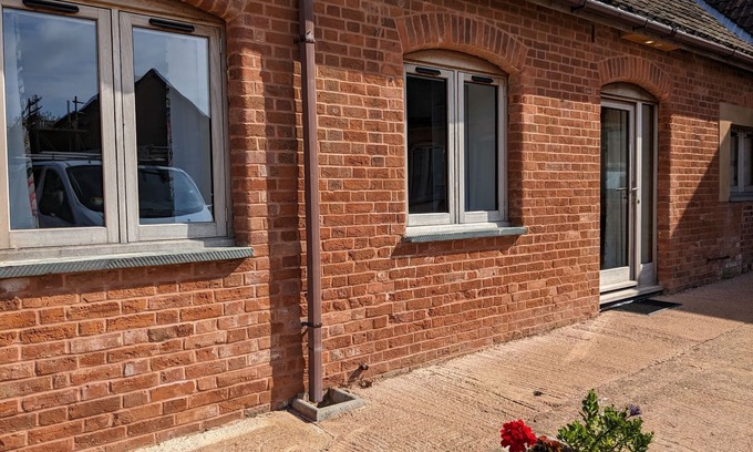 Clyst Saint George Apartment | King bedroom and twin bed room with ensuites