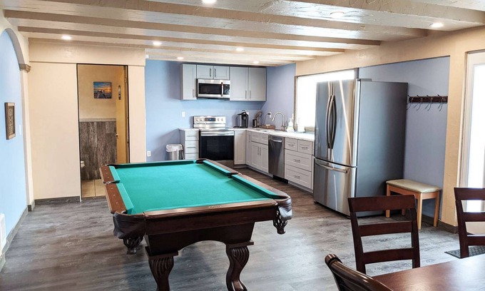 Ocean Shores Hotel | King Beds, Full Kitchen, Private Pool Table, 8 min walk to Beach, Pet Friendly