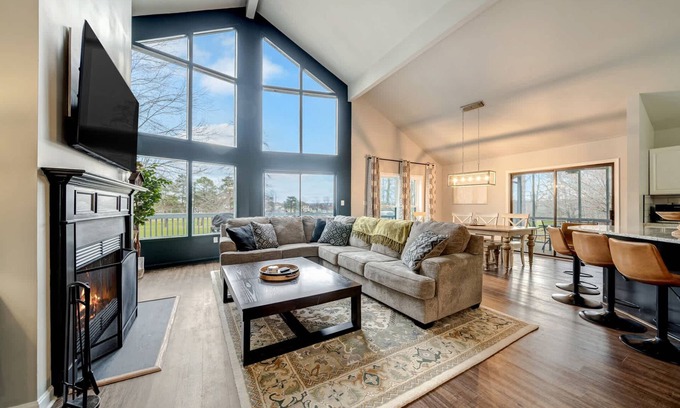 The Woods House | King Beds with Hot Tub, Arcade & Golf Course View