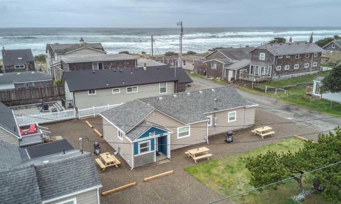 Rockaway Beach House | King Crab Retreat - Combo - Meredith Lodging