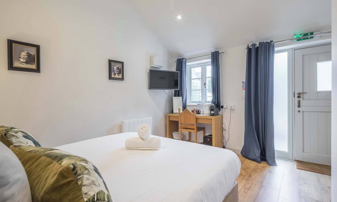 Cambridge Apartment | King Deluxe Ensuite with Courtyard View - Venn