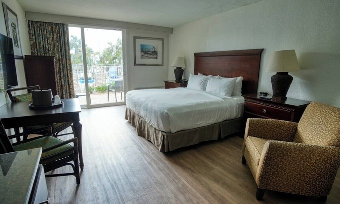 Treasure Island Hotel | King Non Smoking Standard