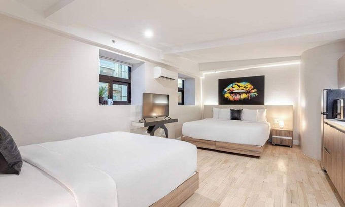 Gay Village Hotel | King & Queen – Central MTL Nest