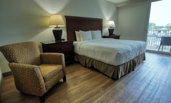 Treasure Island Hotel | King Room Marina View