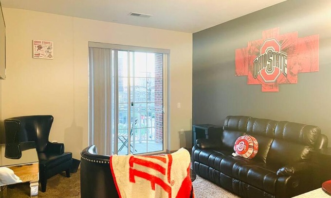 Uptown District Apartment | King Size with OSU Theme!