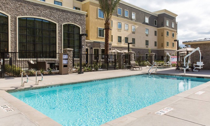 Corona Apartment | King Suite. Free Breakfast. Pool & Hot Tub. Gym. Close to Amazon!