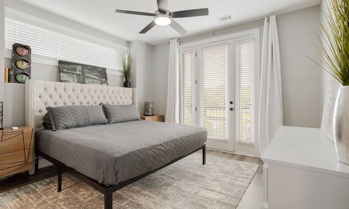 Dunean House | King Suite, Modern Loft Close to Downtown!