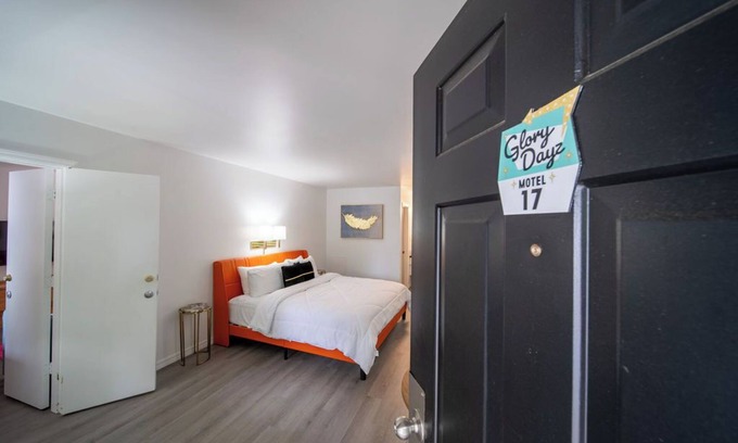 Eureka Springs Historic District Resort | King Suite Room #17 at GloryDayz