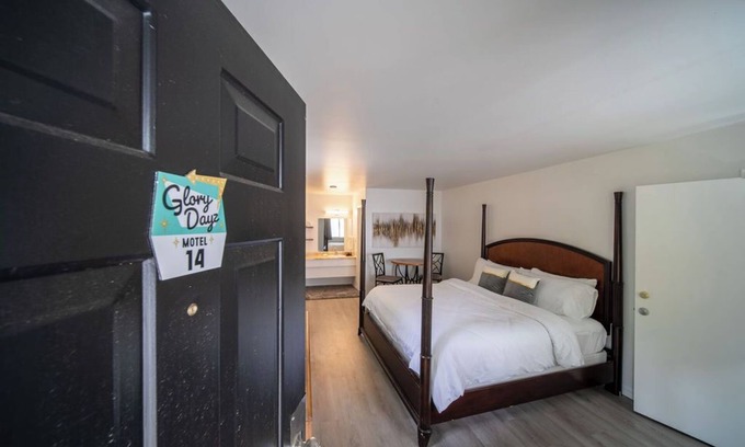 Eureka Springs Historic District Resort | King Suite Room #14 at GloryDayz!