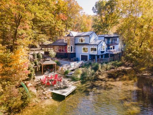 Kabletown Villa | King Suites, Lakefront, Hot Tub, Watercraft