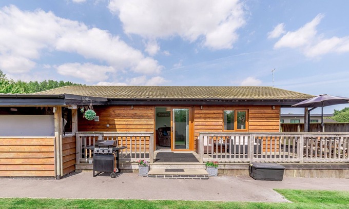 Arnold Cottage | KINGFISHER LODGE, pet friendly, with hot tub in Brandesburton