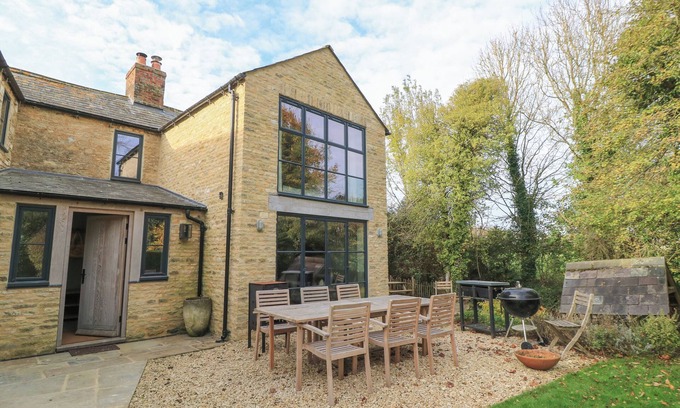 Bampton Cottage | KINGFISHERS, pet friendly, luxury holiday cottage in Bampton