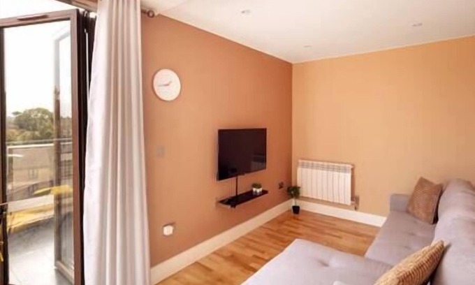 Norbiton Apartment | Kingston - Entire 1BR Penthouse - Terrace - Walk to Station