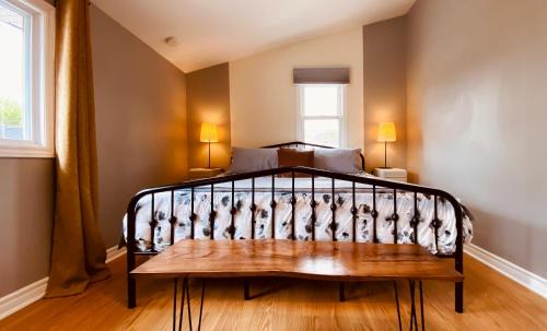 Inner Harbour Apartment | KingstonStays The Neighbourhood, Expansive loft, free parking