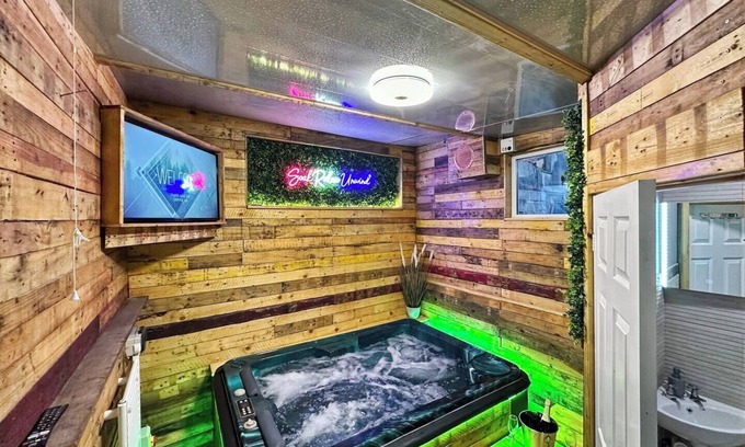 Rhondda Cynon Taff Cabin | Kinky Kabin w/Hot Tub, Sauna and Rooftop Garden