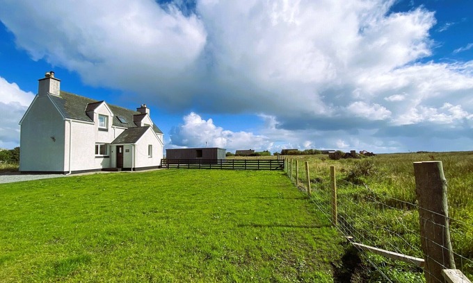 Isle of Lewis House | Kinnoull House near Stornoway with Hot Tub/Sauna/Pet friendly