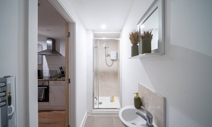 Leeds Apartment | Kirkstall 2 bedroom Apt Close to Shopping Centre