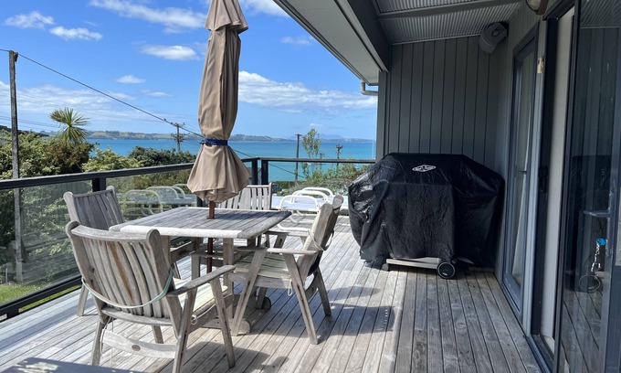 Algies Bay House | Kiwi Bach 5min stroll to the beach