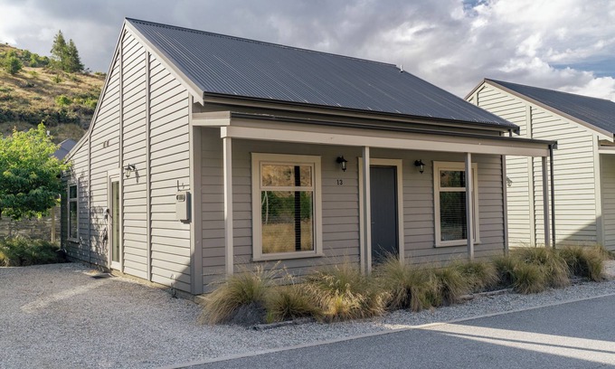 Cardrona House | Kiwi Ski Cottage - Wanaka Holiday Home