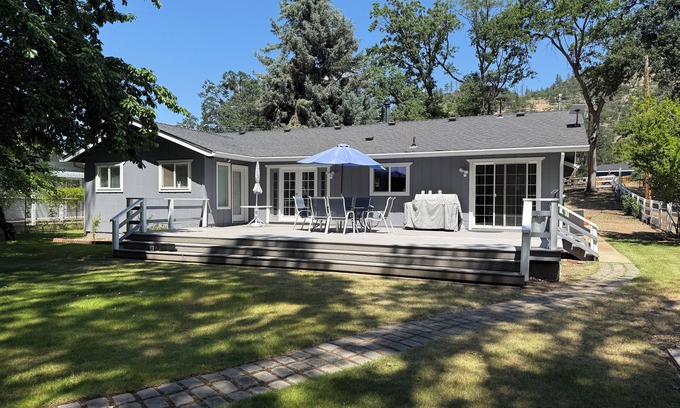 Montague House | Klamath Riverfront Home - Fish Right from the Backyard!