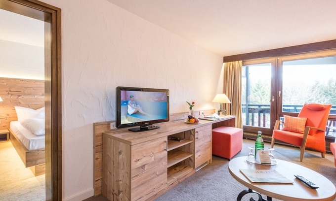 Schluchsee Apartment | Klassik Suite Waldseite mit Doppelbett, separatem Wohnzimmer und Terrasse oder Balkon