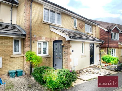 Knaphill Apartment | Knaphill - 2 Bed House - Private Garden & Parking