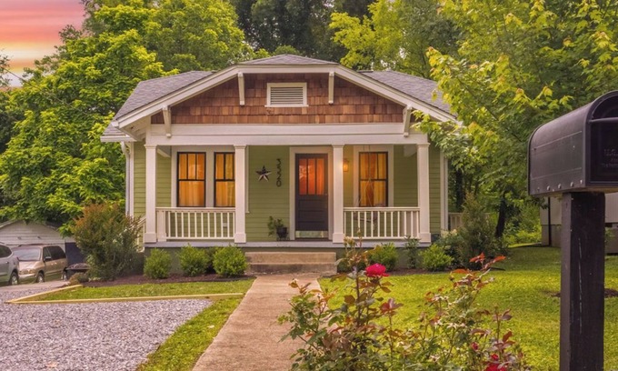 Knoxville House | Knoxville-Sleeps 6-3 bedrooms and 2 baths