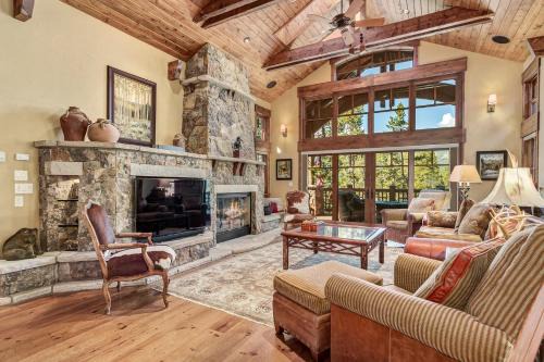 The Highlands House | Kodi Lodge by Great Western Lodging