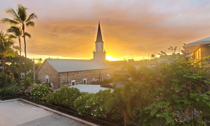 Historic Kailua Village Hotel | Kona Rose's Hideaway is at Kona Plaza, a step from Alii Drive. No Cleaning Fee!