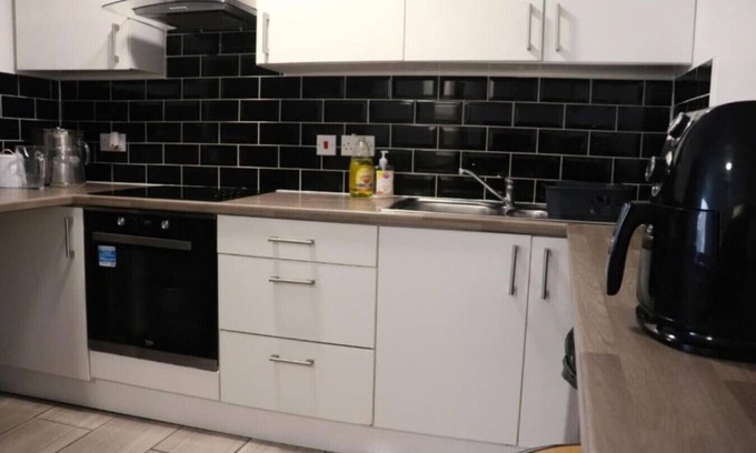 Everton Apartment | Kop View Room 4 - for 4 Guests Near Anfield Stadium