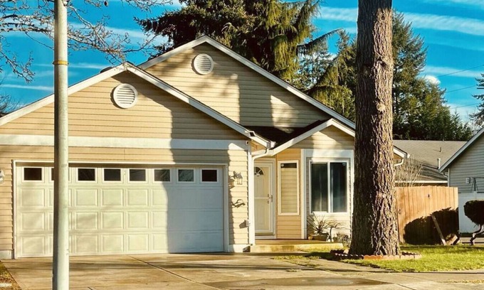 Vancouver House | Kozy Komfort: Near PDX, Stellar Reviews, Dogs Welcome, Prime Location