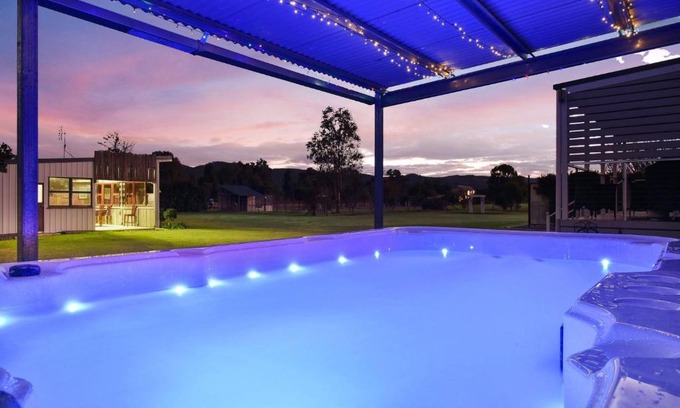 Broke House | Kulang Lodge with Plunge Pool and Heated Spa