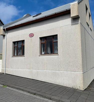 Vestmannaeyjar House | Lítið einbýlishús á besta stað.