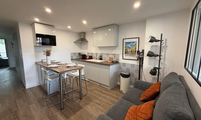 Couronne Urbaine Apartment | L'Amandier - new 2 bedroom Apt, city centre of Aix, Rotonde
