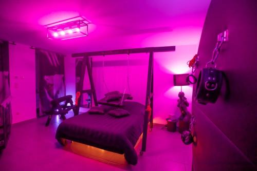 Walbourg Apartment | L'Atelier KUROI - Love Room BDSM - Balançoire, Banc de fessée, Cage, Croix, Tantra