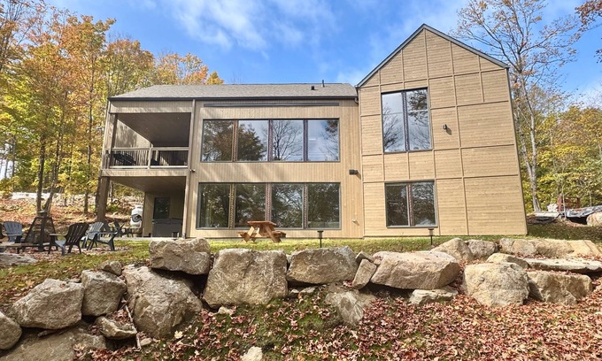 Saint-Faustin-Lac-Carre Ski Chalet | l'érable rouge · surrounded by nature · Laurentians