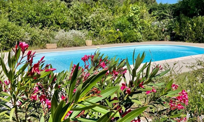 Les Pennes-Mirabeau Apartment | L'escale Verte Comfortable apartment with swimming pool