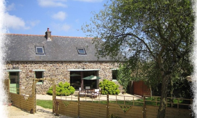 Pommerit-Jaudy Cottage | L'Etable - Delightful holiday cottage close to the beautiful Pink Granite Coast