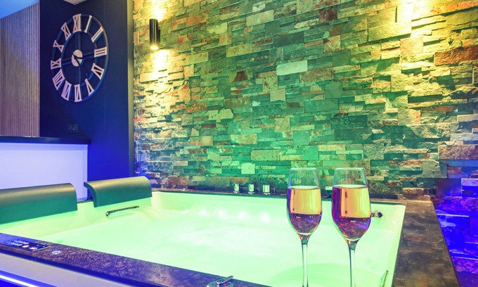 Rochefort-sur-Loire Apartment | L'instant Coquin/Love Room au Bord de L'eau