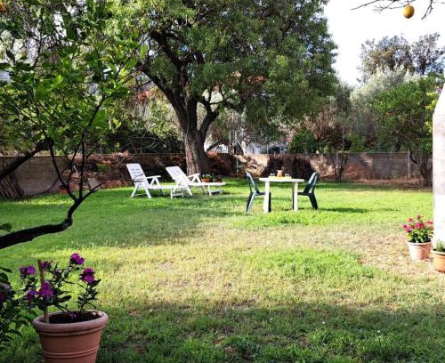 Carbonia Apartment | L'oasi - Villa con giardino in Sardegna