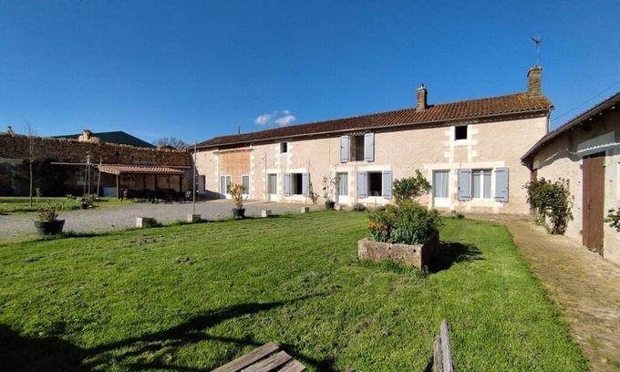 Celle-Levescault Cottage | L'Orée des Bois, 40 pers summer/28 pers winter 3 gites Swimming pool/Sauna/Jacuzzi