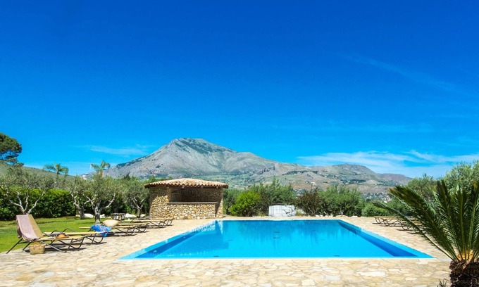 Castellammare del Golfo Apartment | L Ulivo Blu - One-bedroom With Garden